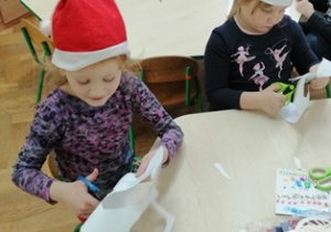 dzieci robią karty świąteczne